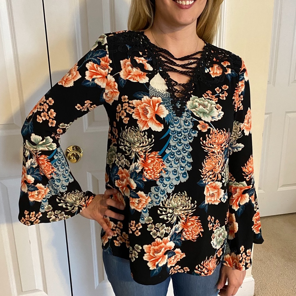 ONLY ONE! Bell sleeve floral blouse. - Picture 2 of 7